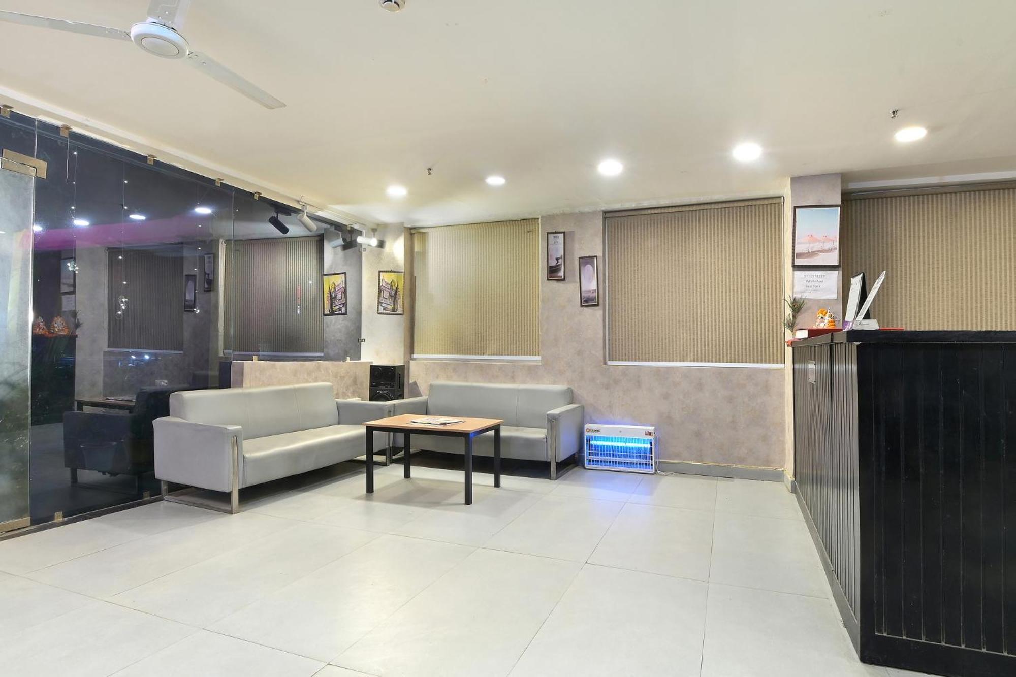 Hotel Red York By Byob Hotels โนอิดา ภายนอก รูปภาพ