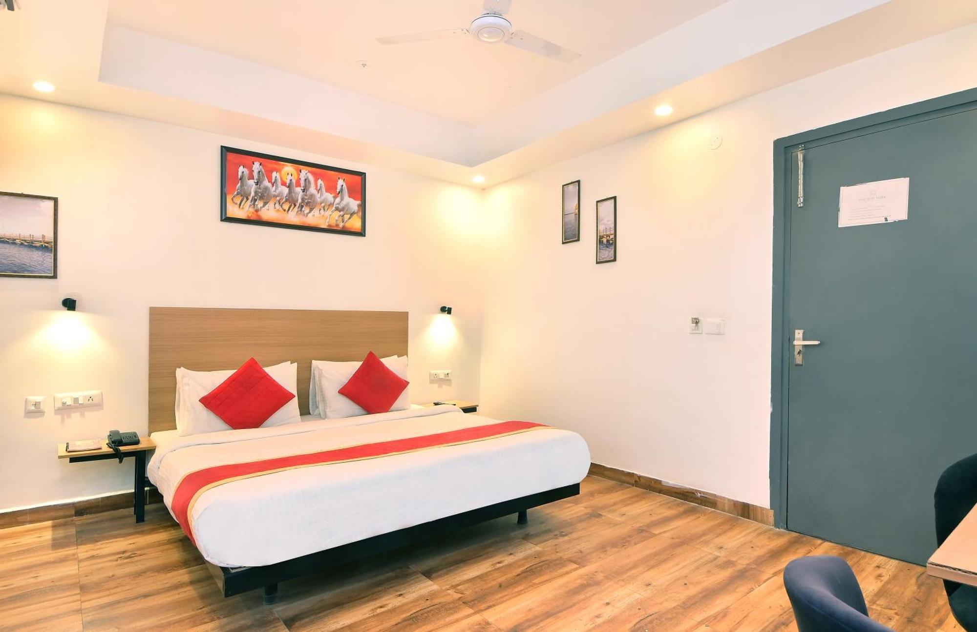 Hotel Red York By Byob Hotels โนอิดา ภายนอก รูปภาพ