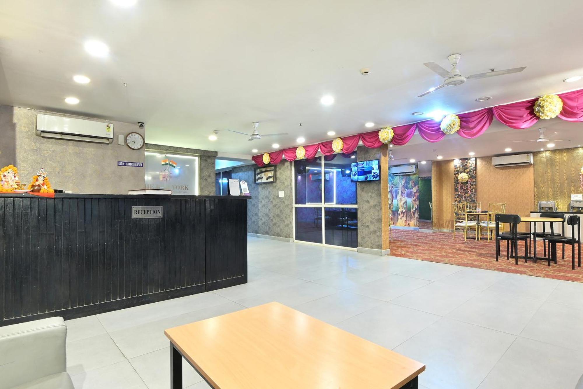 Hotel Red York By Byob Hotels โนอิดา ภายนอก รูปภาพ
