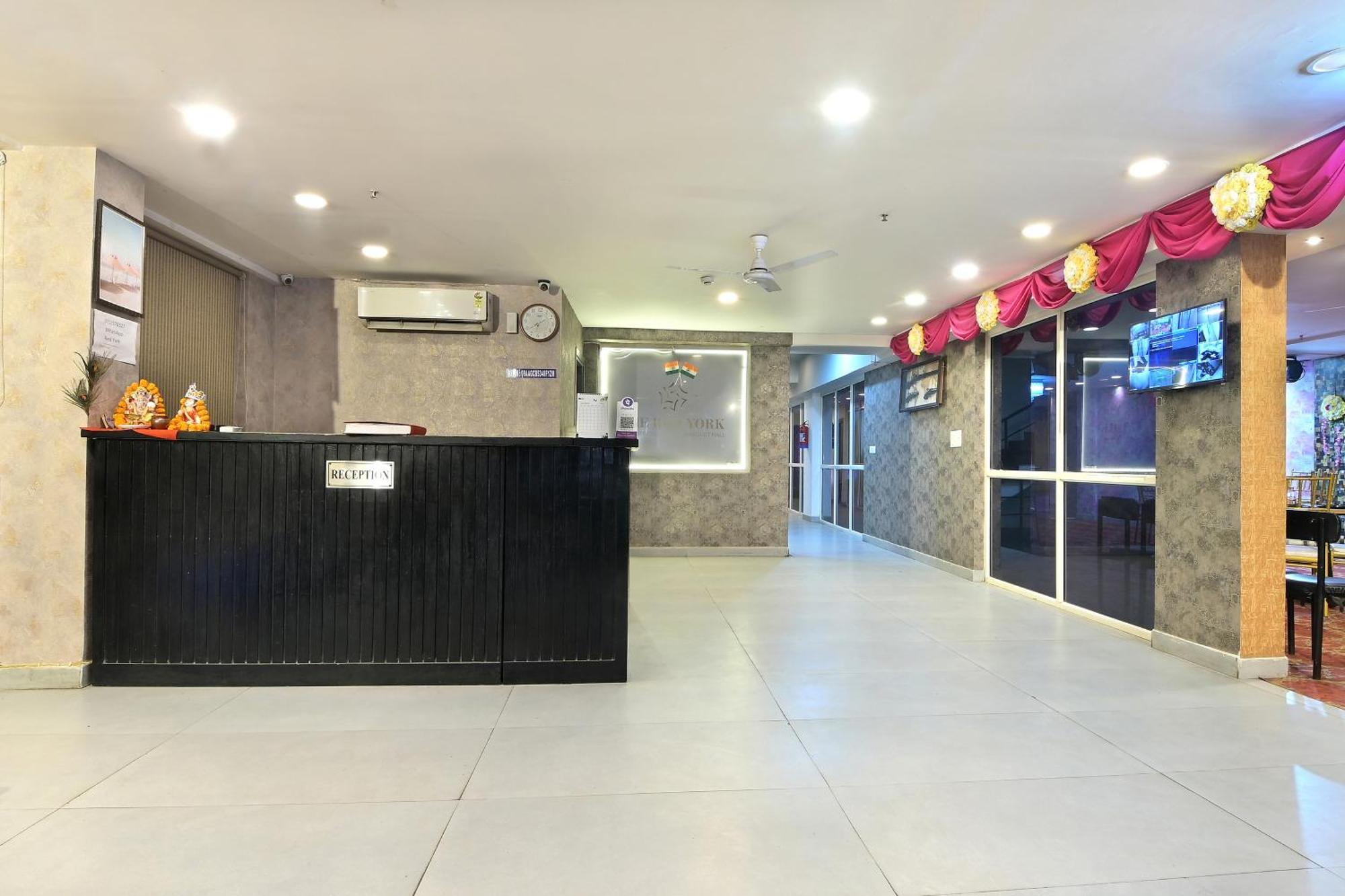 Hotel Red York By Byob Hotels โนอิดา ภายนอก รูปภาพ