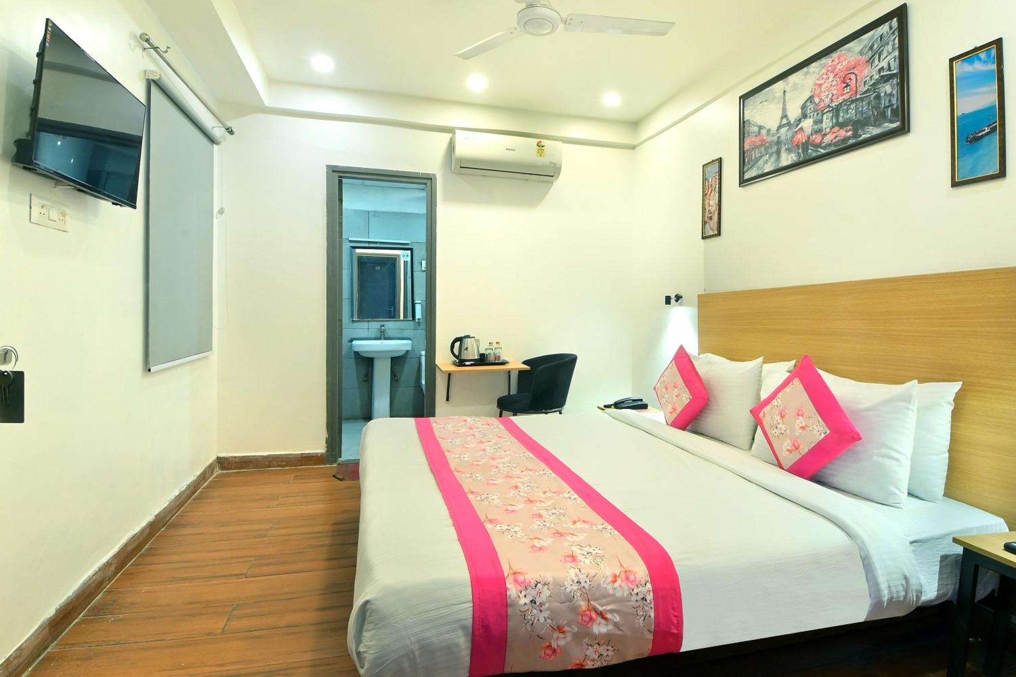 Hotel Red York By Byob Hotels โนอิดา ภายนอก รูปภาพ