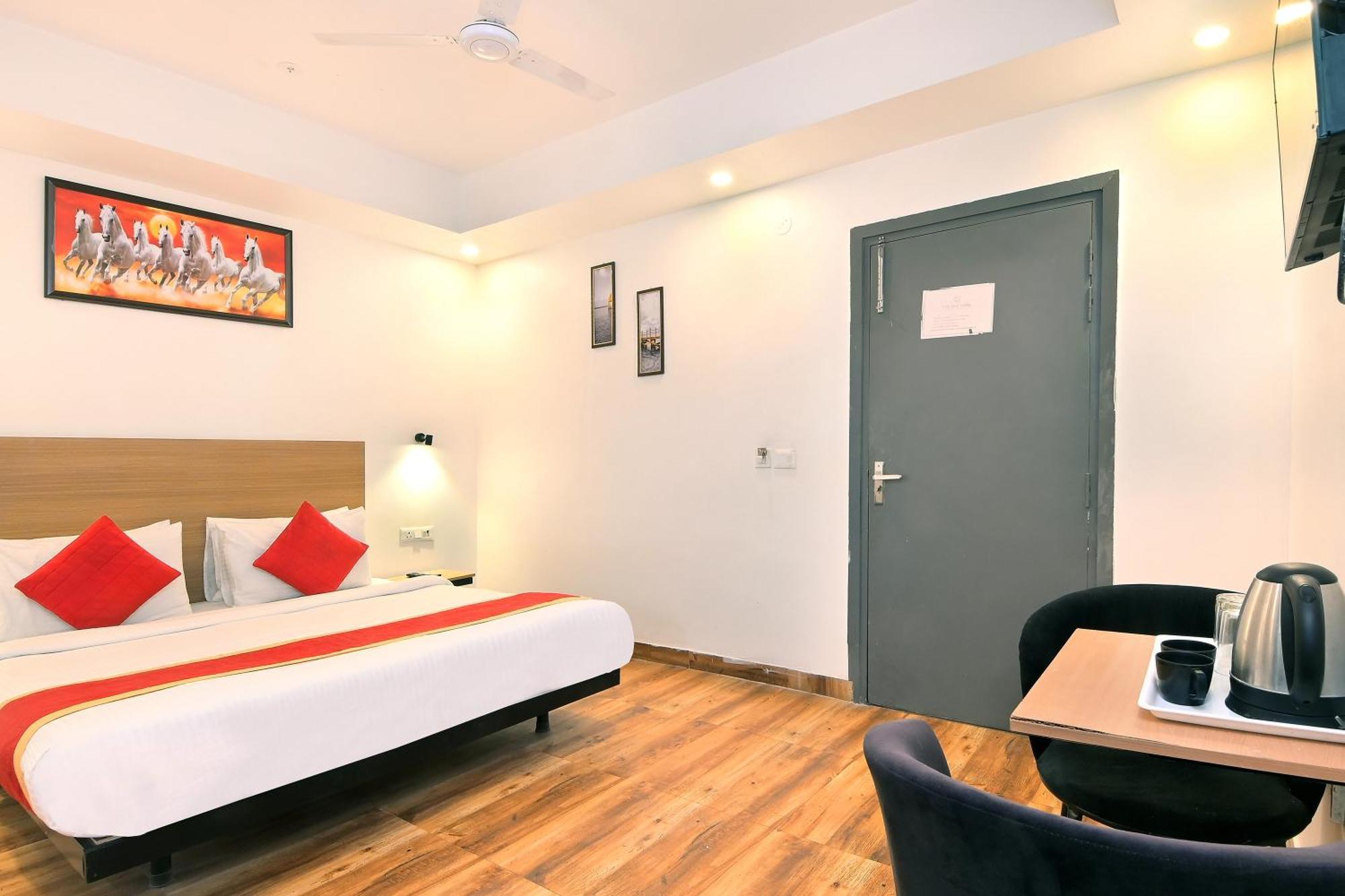 Hotel Red York By Byob Hotels โนอิดา ภายนอก รูปภาพ