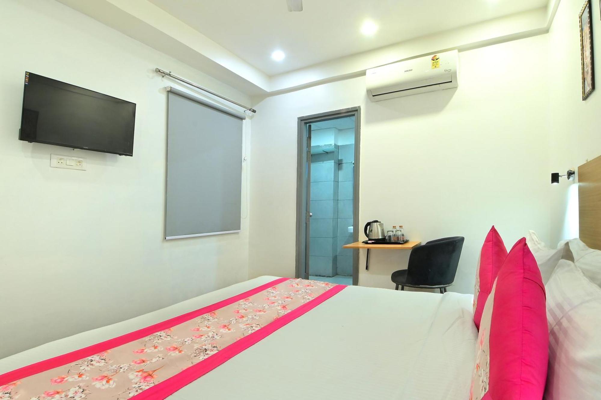 Hotel Red York By Byob Hotels โนอิดา ภายนอก รูปภาพ