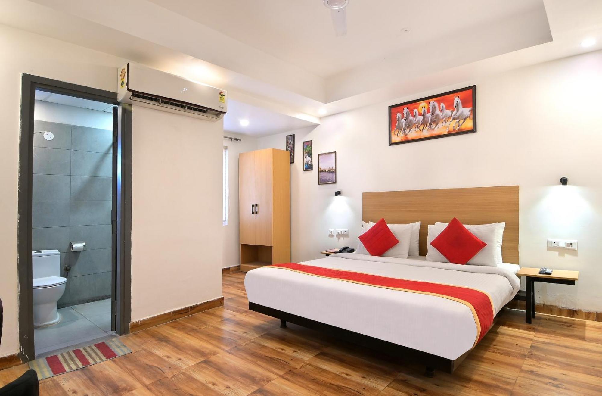 Hotel Red York By Byob Hotels โนอิดา ภายนอก รูปภาพ