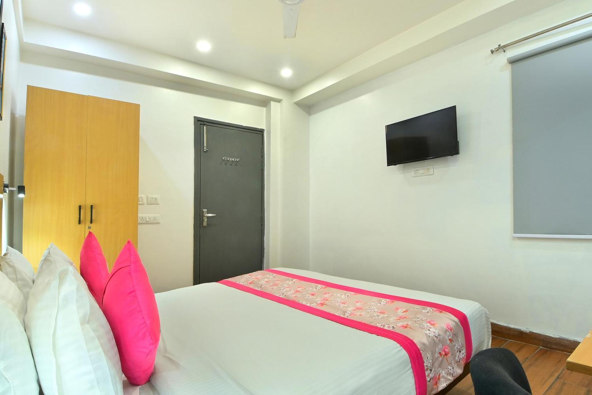 Hotel Red York By Byob Hotels โนอิดา ภายนอก รูปภาพ