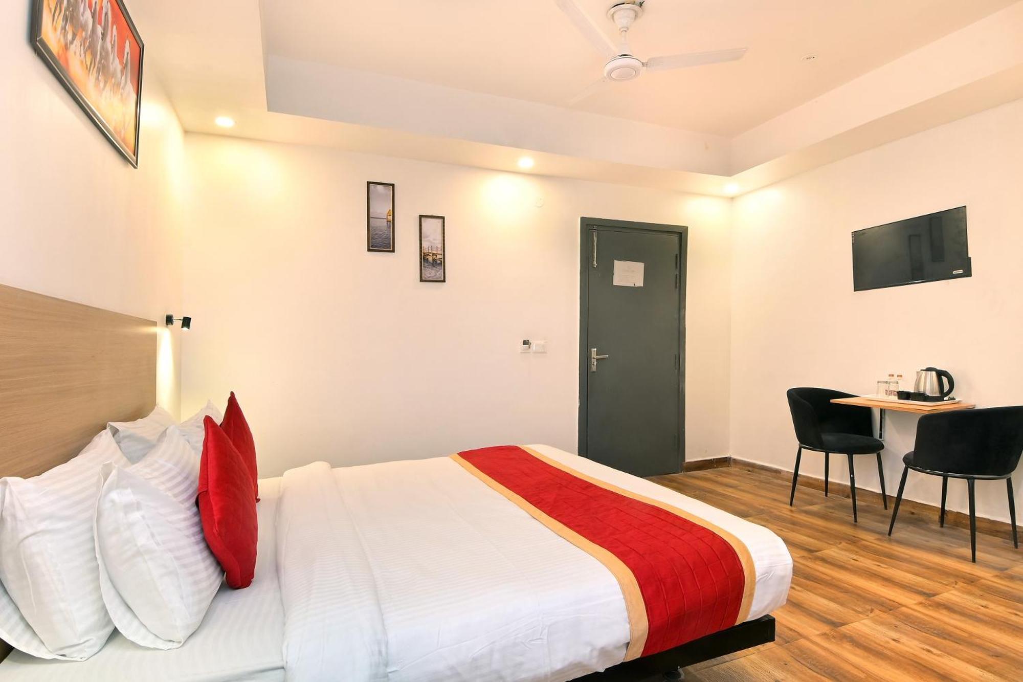 Hotel Red York By Byob Hotels โนอิดา ภายนอก รูปภาพ