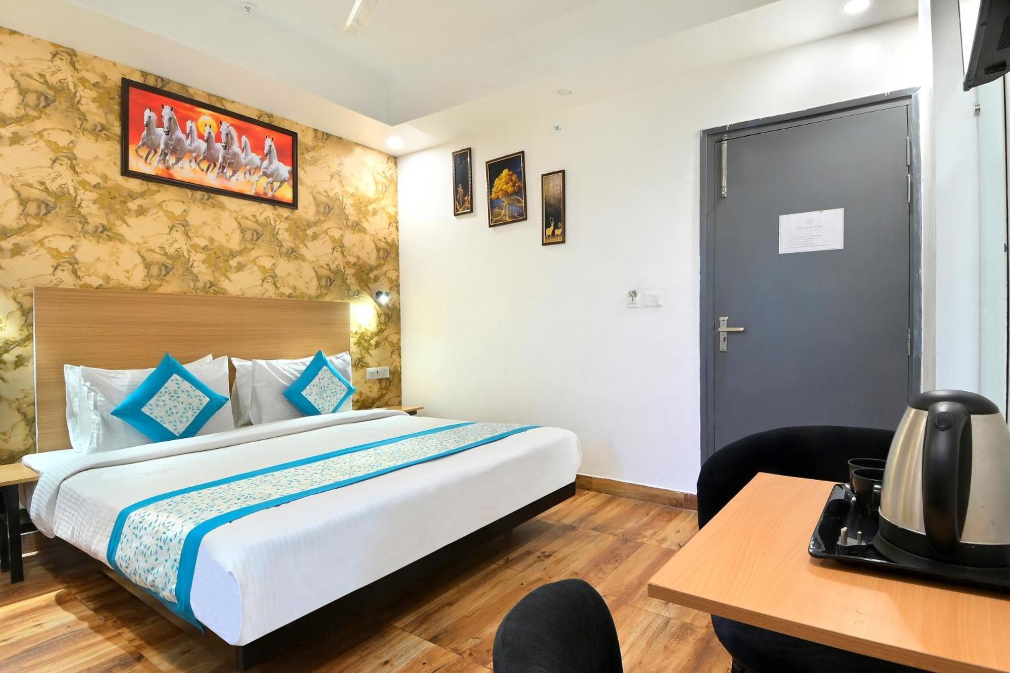 Hotel Red York By Byob Hotels โนอิดา ภายนอก รูปภาพ