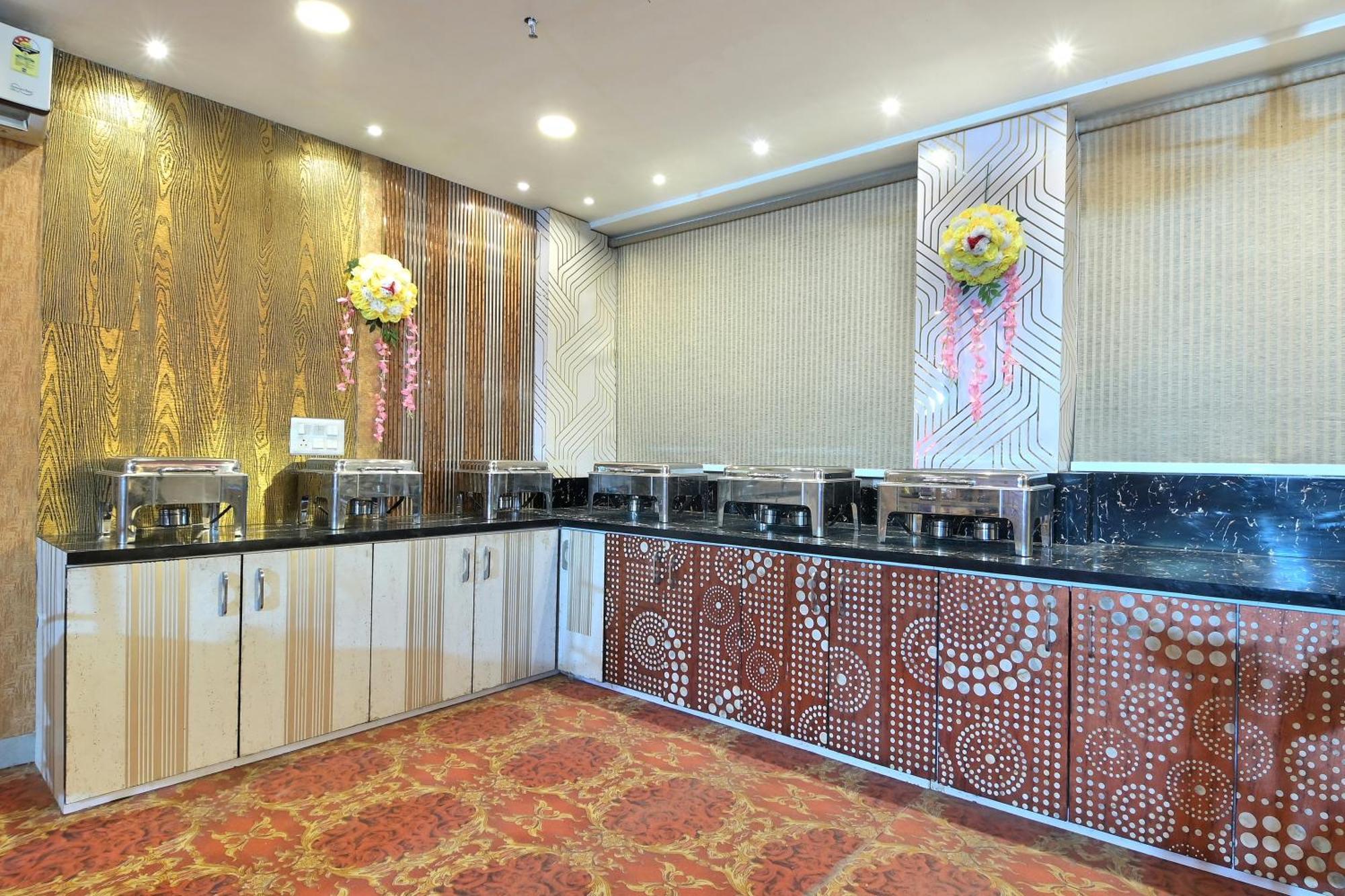 Hotel Red York By Byob Hotels โนอิดา ภายนอก รูปภาพ