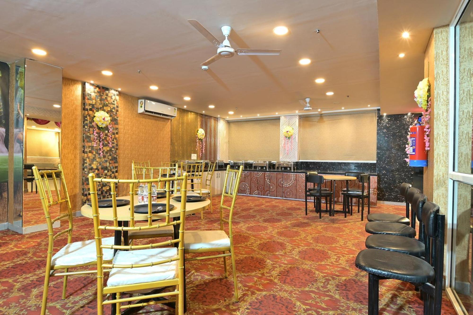 Hotel Red York By Byob Hotels โนอิดา ภายนอก รูปภาพ
