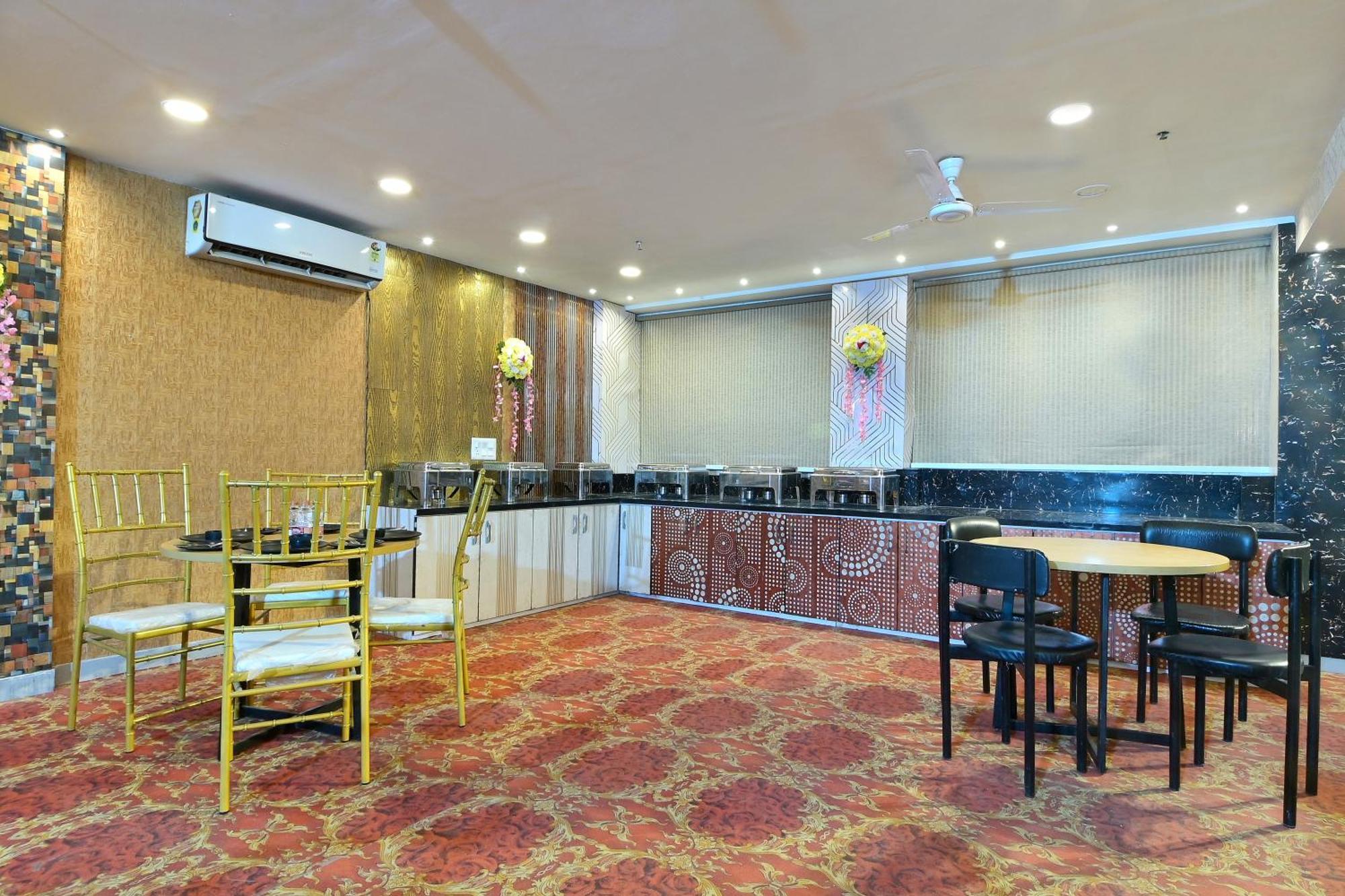 Hotel Red York By Byob Hotels โนอิดา ภายนอก รูปภาพ