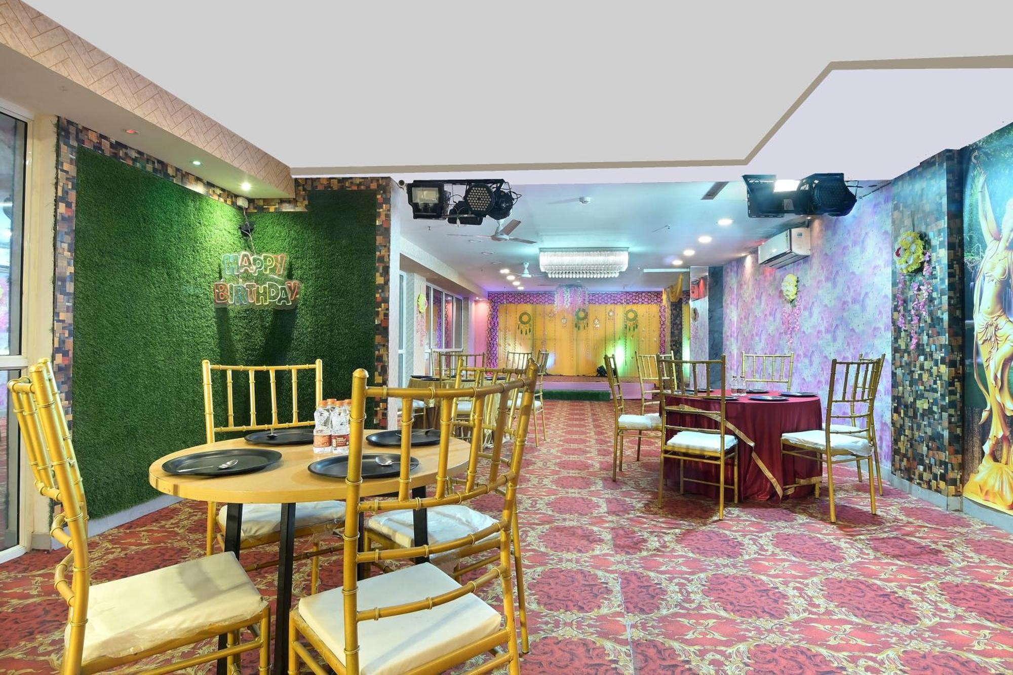 Hotel Red York By Byob Hotels โนอิดา ภายนอก รูปภาพ
