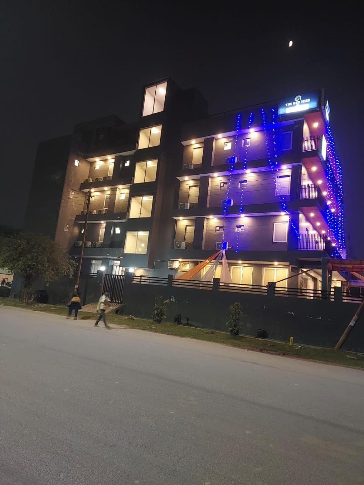 Hotel Red York By Byob Hotels โนอิดา ภายนอก รูปภาพ
