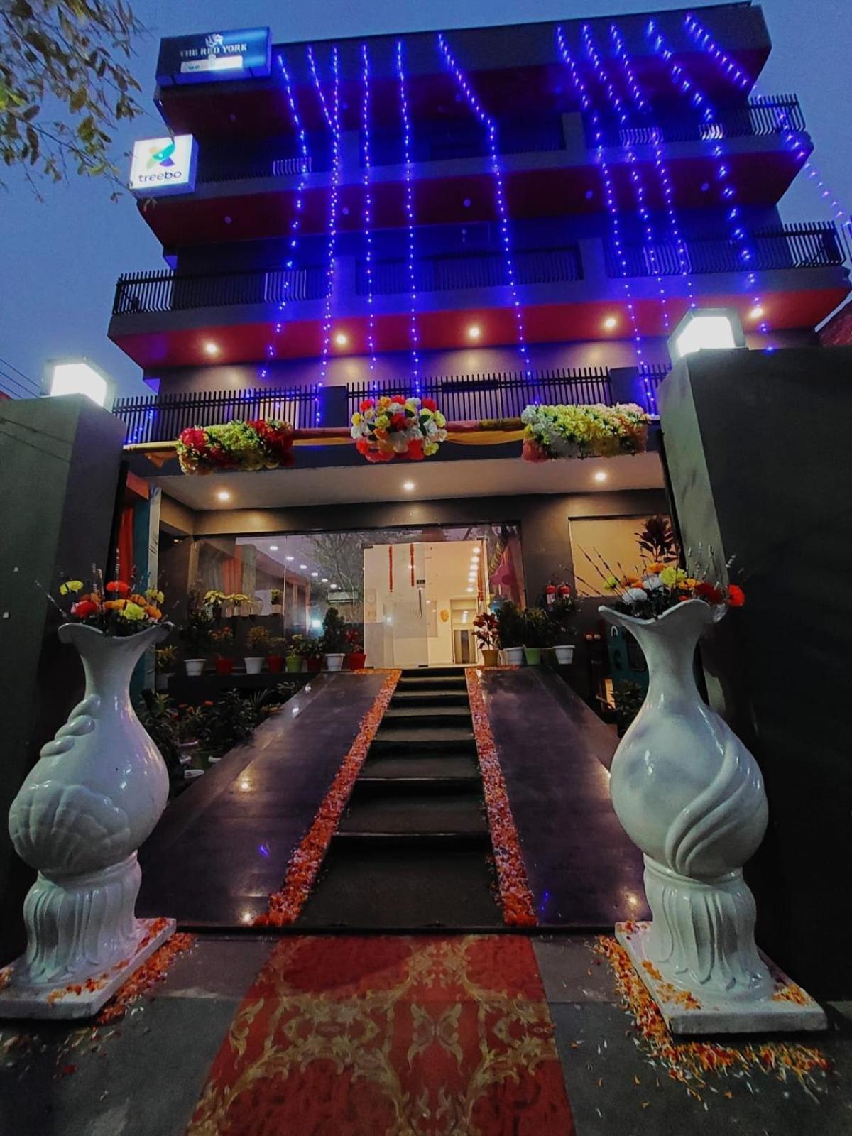Hotel Red York By Byob Hotels โนอิดา ภายนอก รูปภาพ