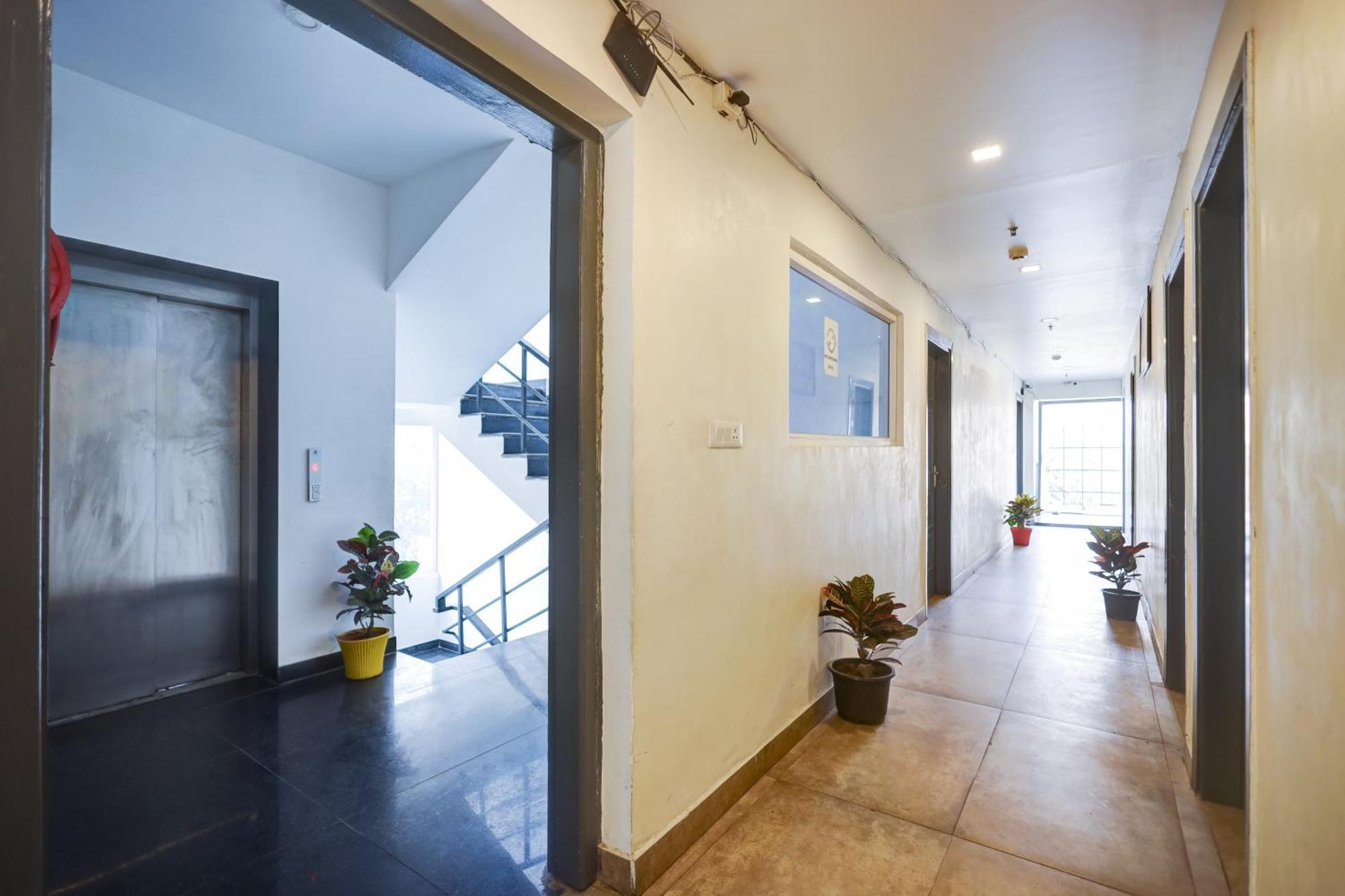 Hotel Red York By Byob Hotels โนอิดา ภายนอก รูปภาพ