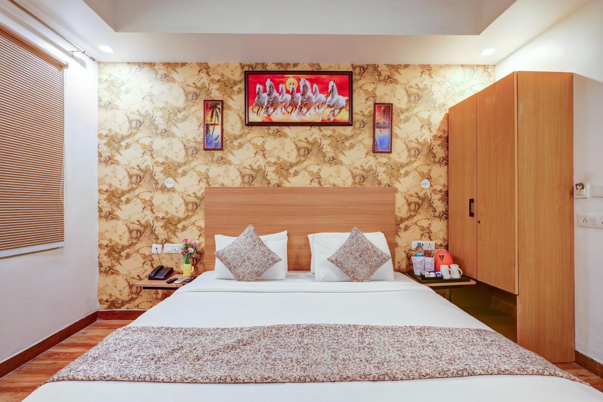 Hotel Red York By Byob Hotels โนอิดา ภายนอก รูปภาพ