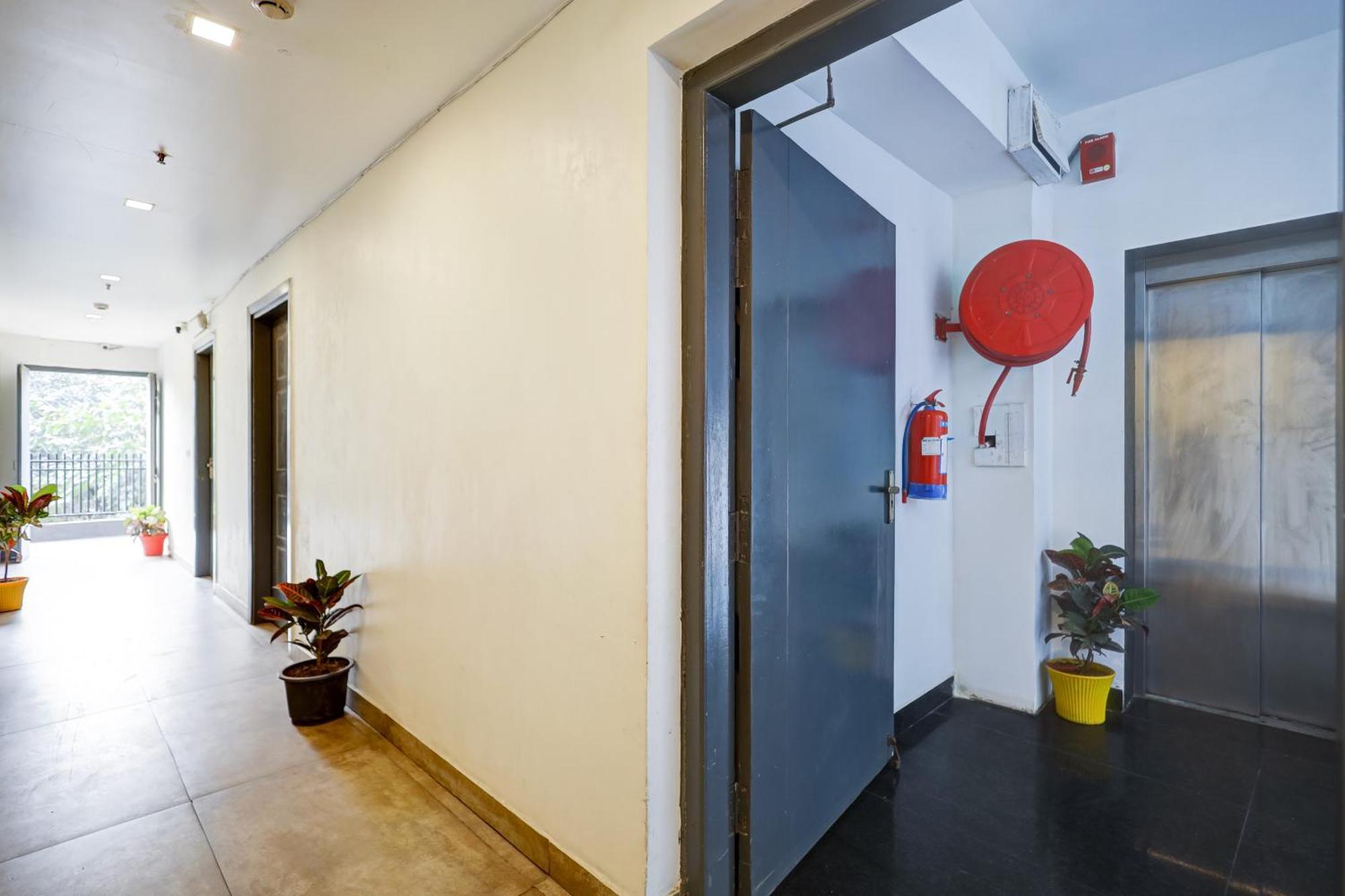 Hotel Red York By Byob Hotels โนอิดา ภายนอก รูปภาพ