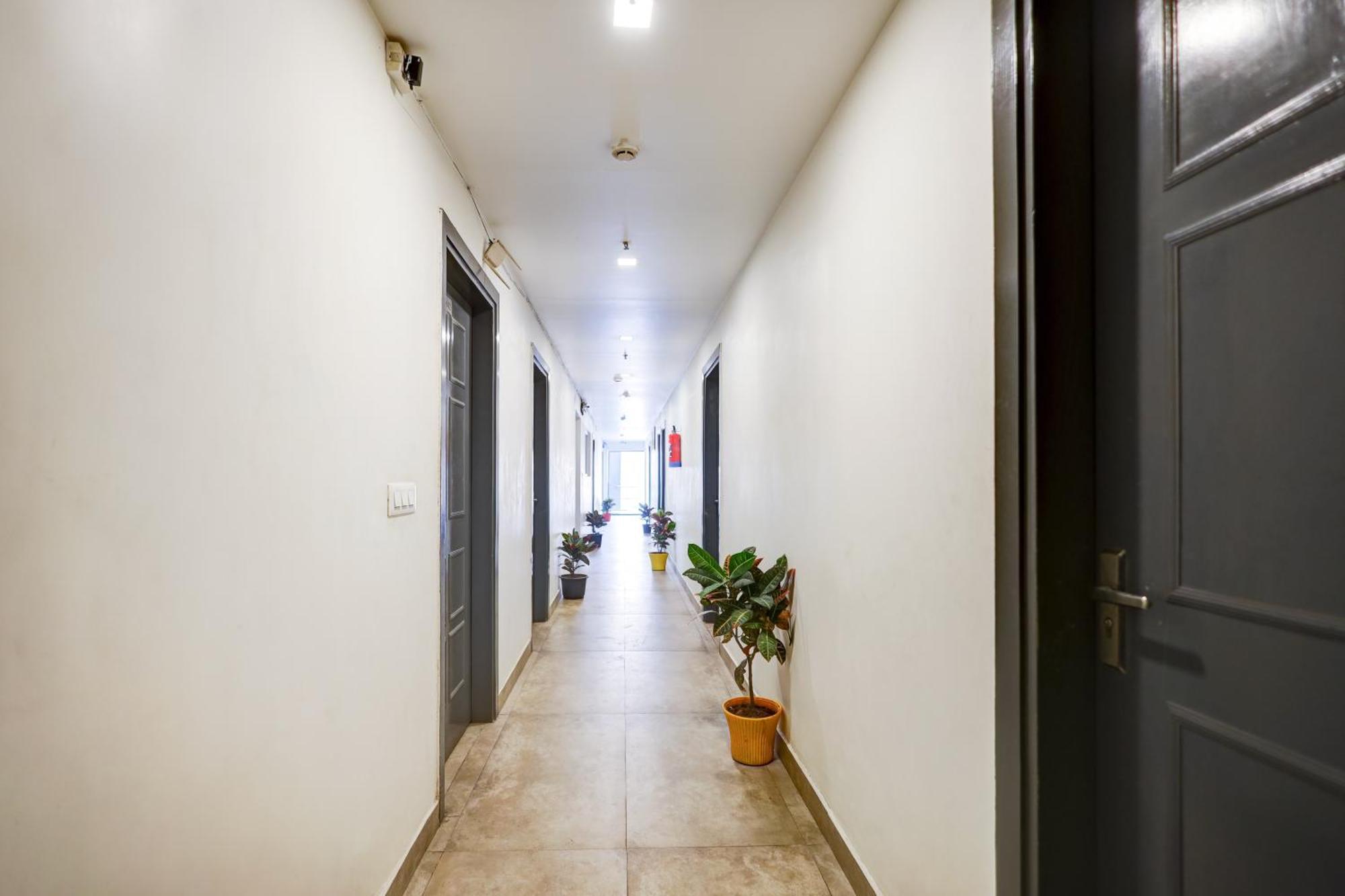 Hotel Red York By Byob Hotels โนอิดา ภายนอก รูปภาพ