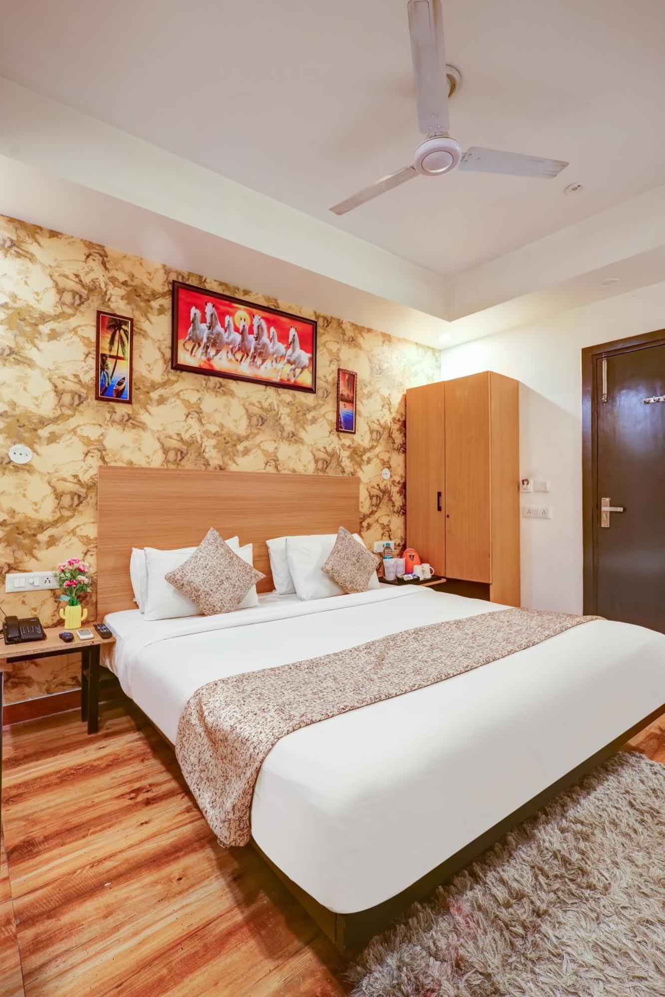Hotel Red York By Byob Hotels โนอิดา ภายนอก รูปภาพ