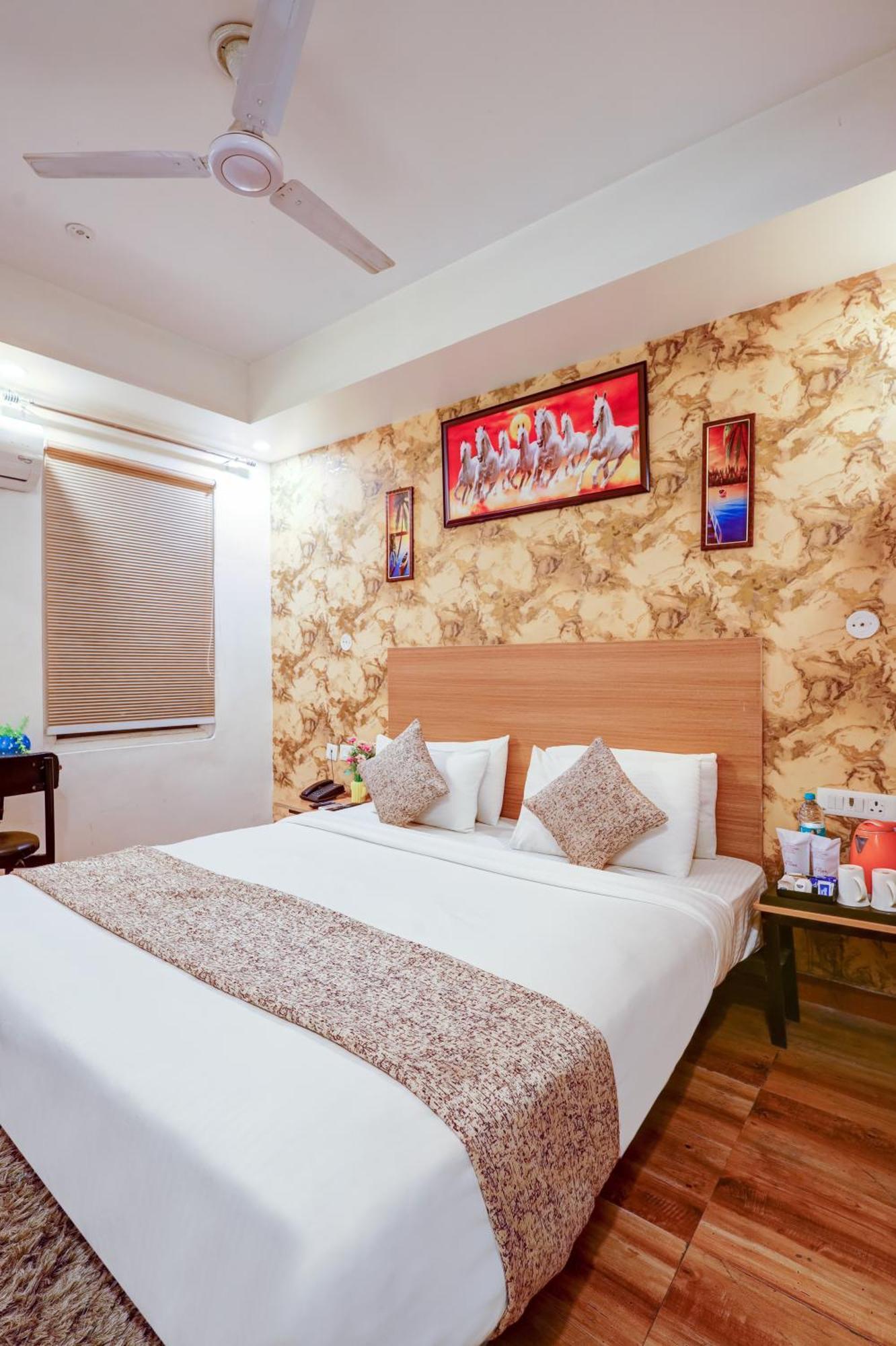 Hotel Red York By Byob Hotels โนอิดา ภายนอก รูปภาพ