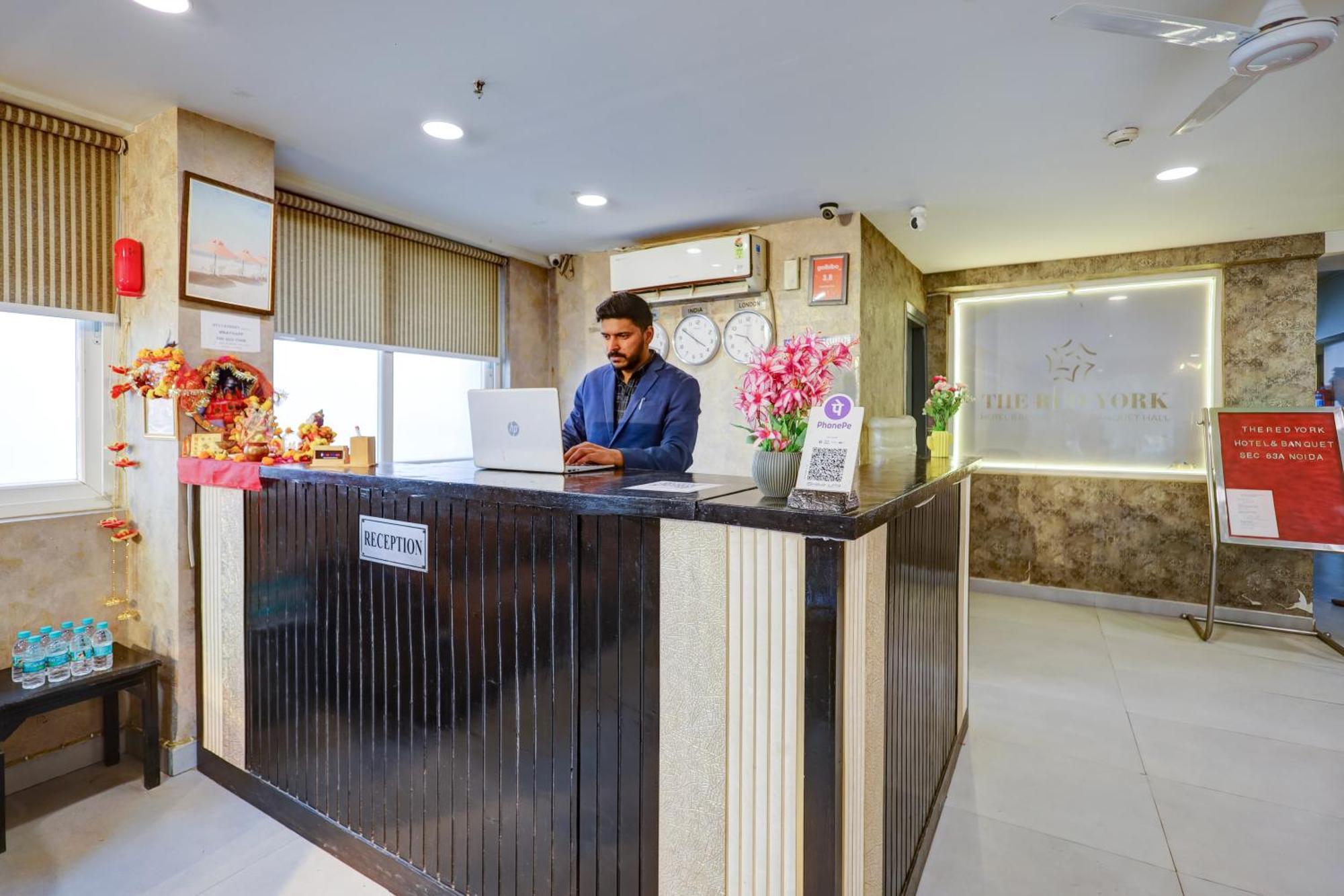 Hotel Red York By Byob Hotels โนอิดา ภายนอก รูปภาพ