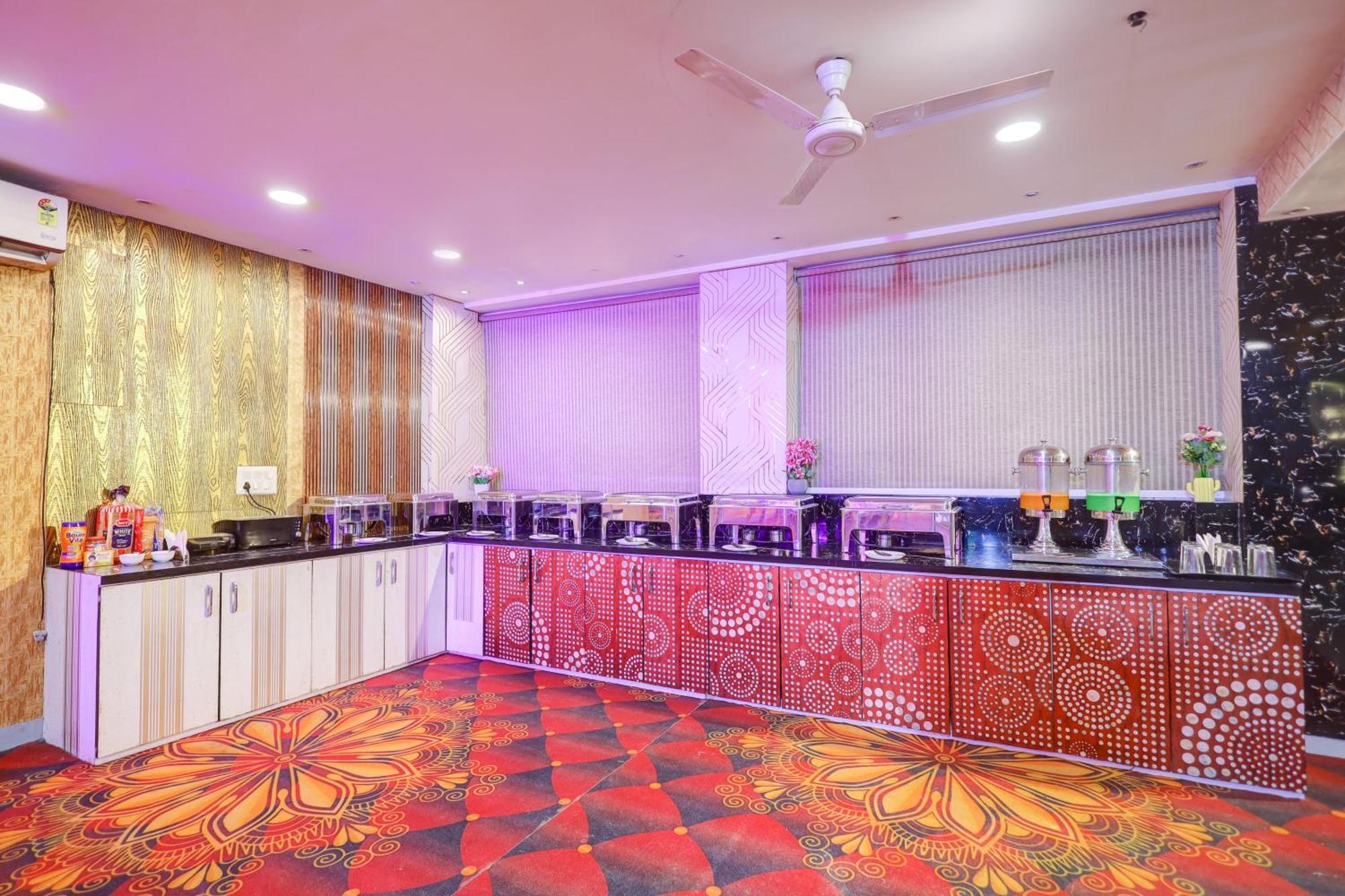 Hotel Red York By Byob Hotels โนอิดา ภายนอก รูปภาพ