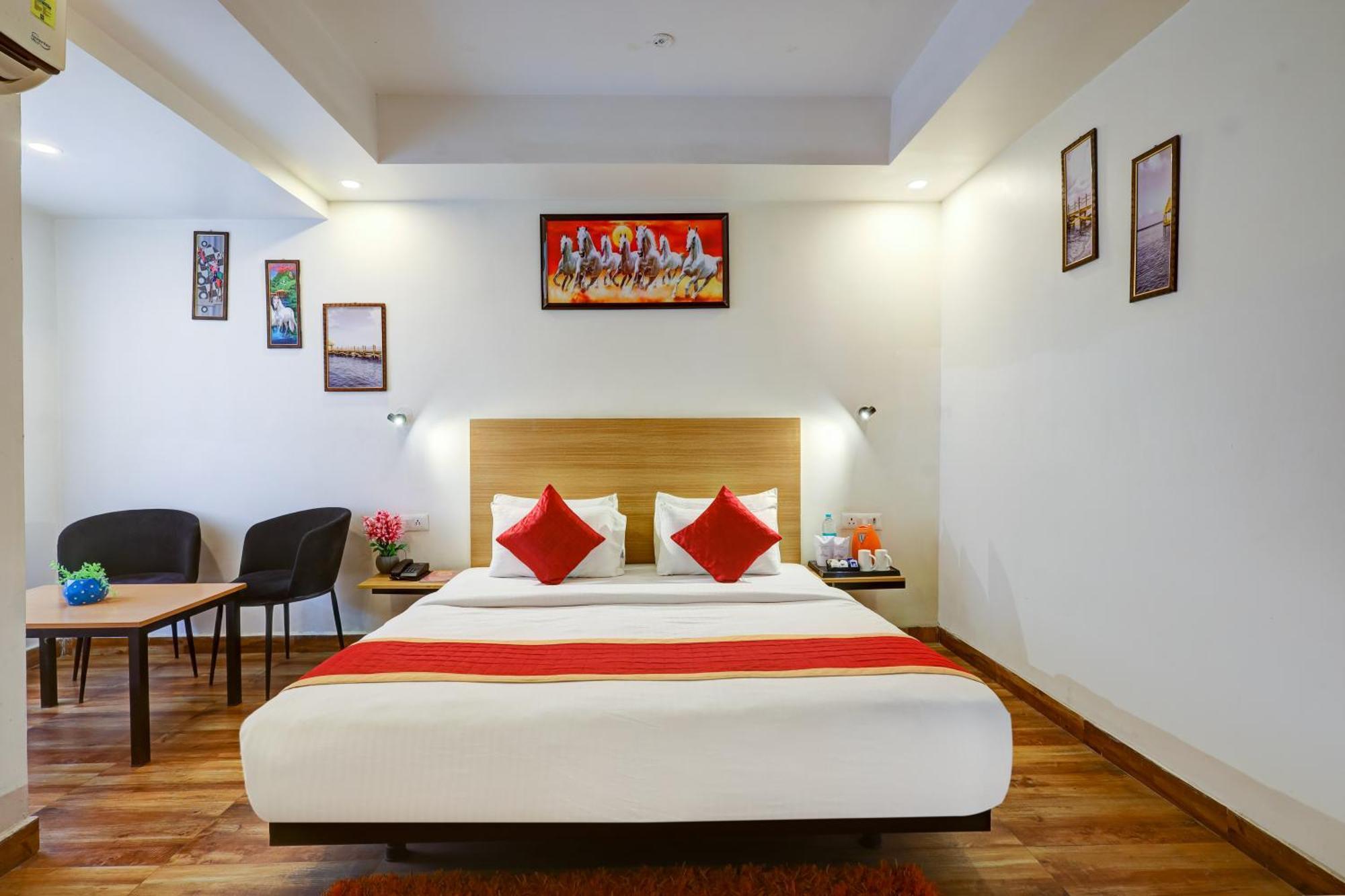 Hotel Red York By Byob Hotels โนอิดา ภายนอก รูปภาพ