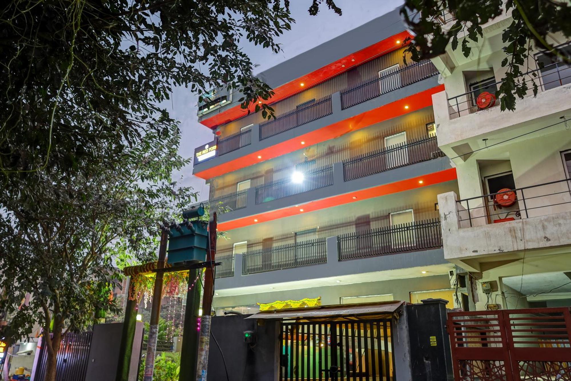 Hotel Red York By Byob Hotels โนอิดา ภายนอก รูปภาพ