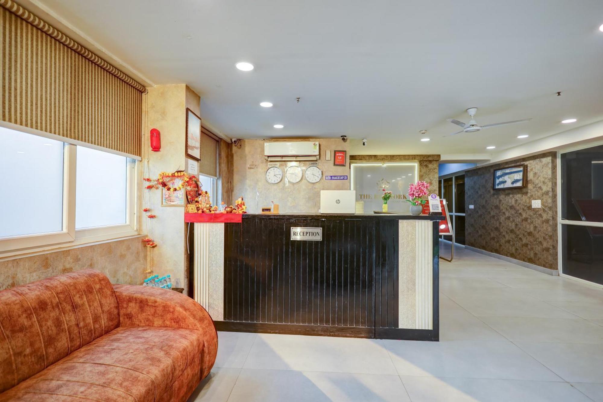 Hotel Red York By Byob Hotels โนอิดา ภายนอก รูปภาพ